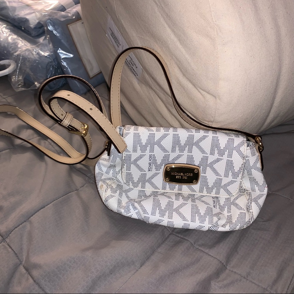 TINY MICHAEL KORS BAG PERFECT TO HOLD PHONE!